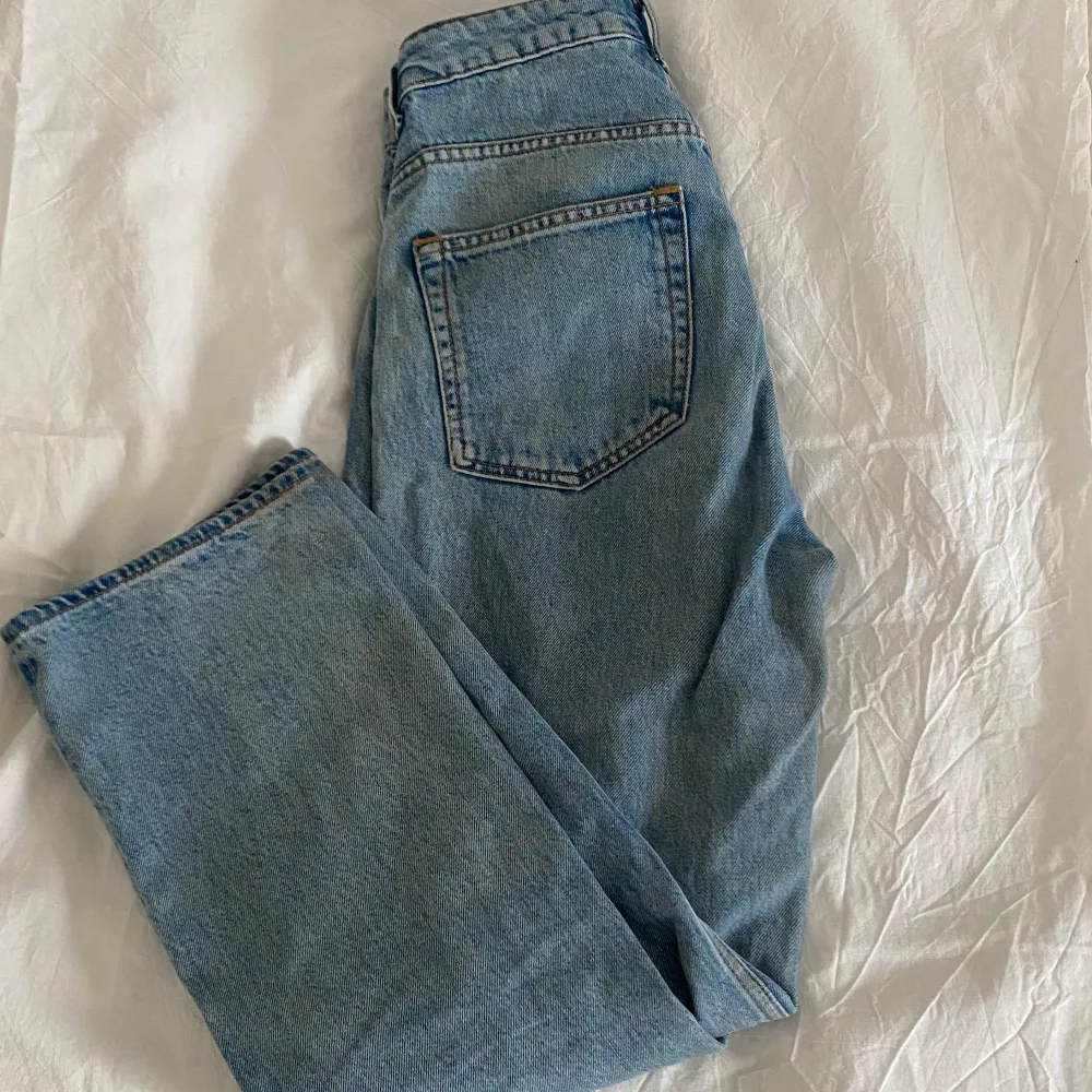 Jeans från weekday, modell Voyage Storlek : W 28, L 28 (storlek s/m)💘. Jeans & Byxor.