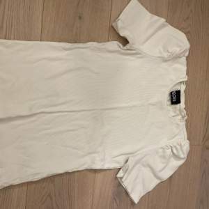Säljer denna vita t-shirt pga att den inte används längre och även för att den är lite stor. Den är i bra skick och knappt använd.