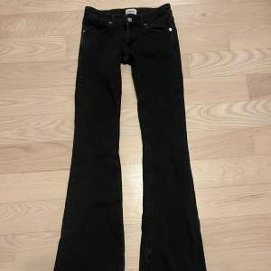 Ett par lågmidjade, svarta jeans från Only! Storlek 27/36!