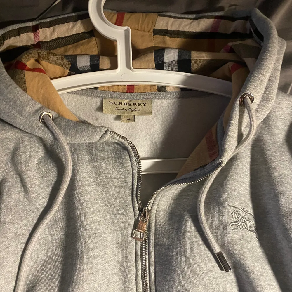 säljer nu min burberry hoodie i size M. insydd så den passar S/M. sparsamt använd. inga fläckar eller hål elelr sånt. kp för fler bilder. Hoodies.