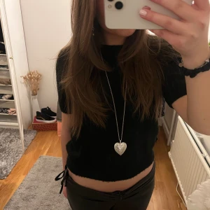 Stickad t-shirt - Säljer denna jättefina tröja har endast användas 2 gånger så är i väldigt bra sick💓💓💓