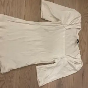 Säljer denna jätte söta vita t-shirt pga att den inte används längre. Den är i bra skick och knappt använd.💗
