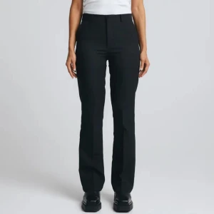 Kostymbyxor BikBok - Säljer dessa fina kostymbyxor från BikBok då de inte kommer till användning tyvärr 🎀Dessa har en mellanhög midja så något mitt emellan 🥰 Använda två gånger, köpta för 499kr 🌸