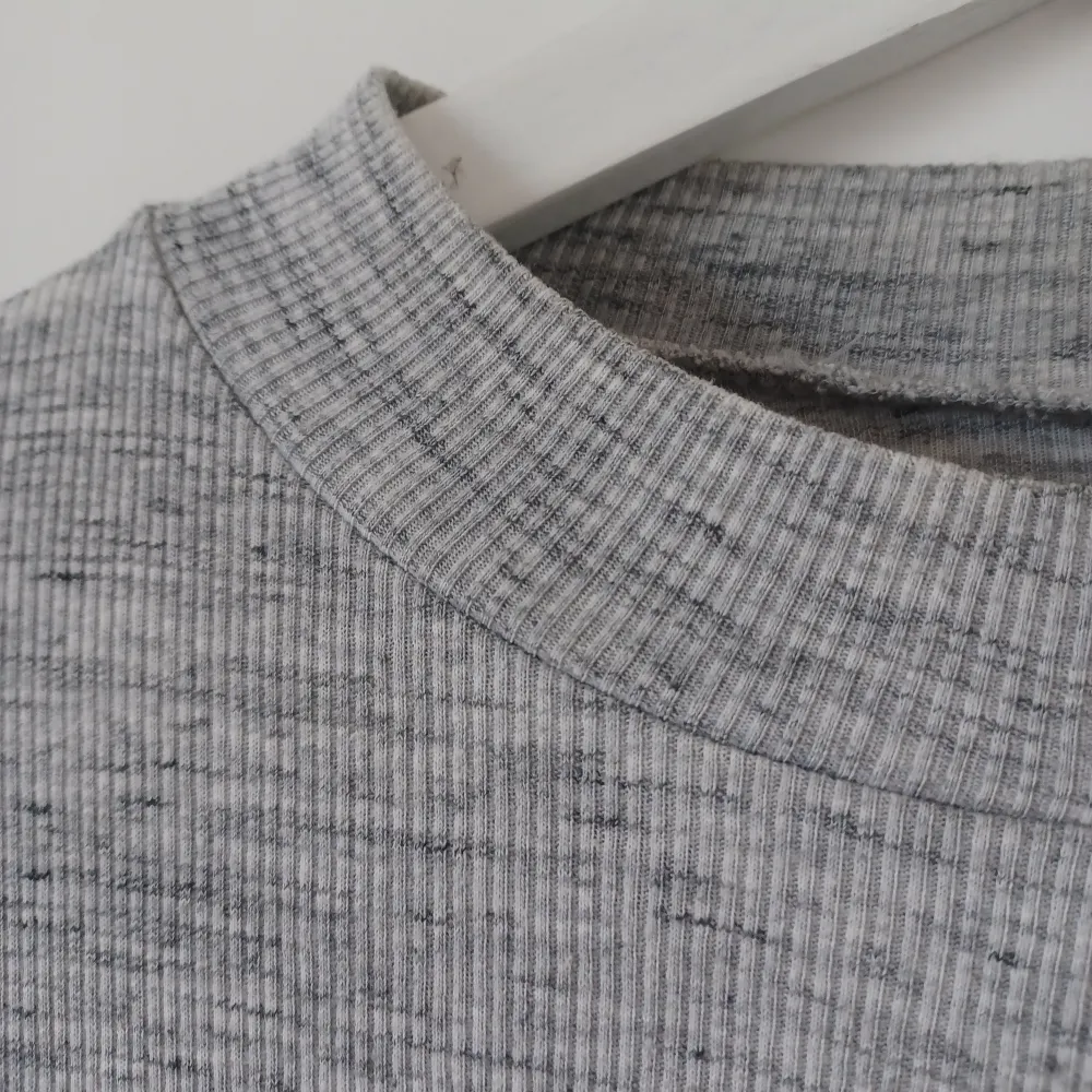 Grå croppad tröja som är använd vid 2 tillfällen med inga defekter🌷Ftån bikbok och säljer för 50kr🎀. Skjortor.