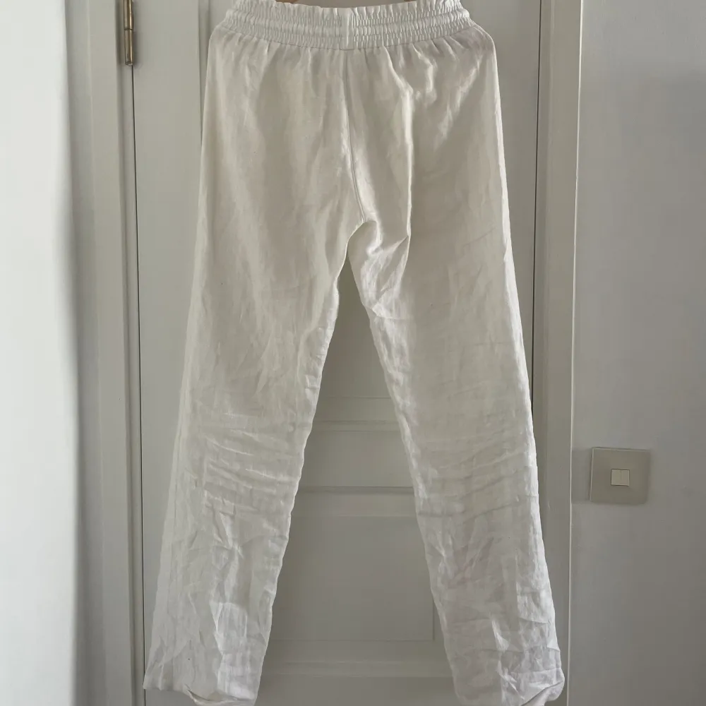 Ett par vita linnebyxor från märket Skagen Clothing, perfekt till sommaren. Har använt de ett fåtal gånger och är i storlek M🥰. Jeans & Byxor.