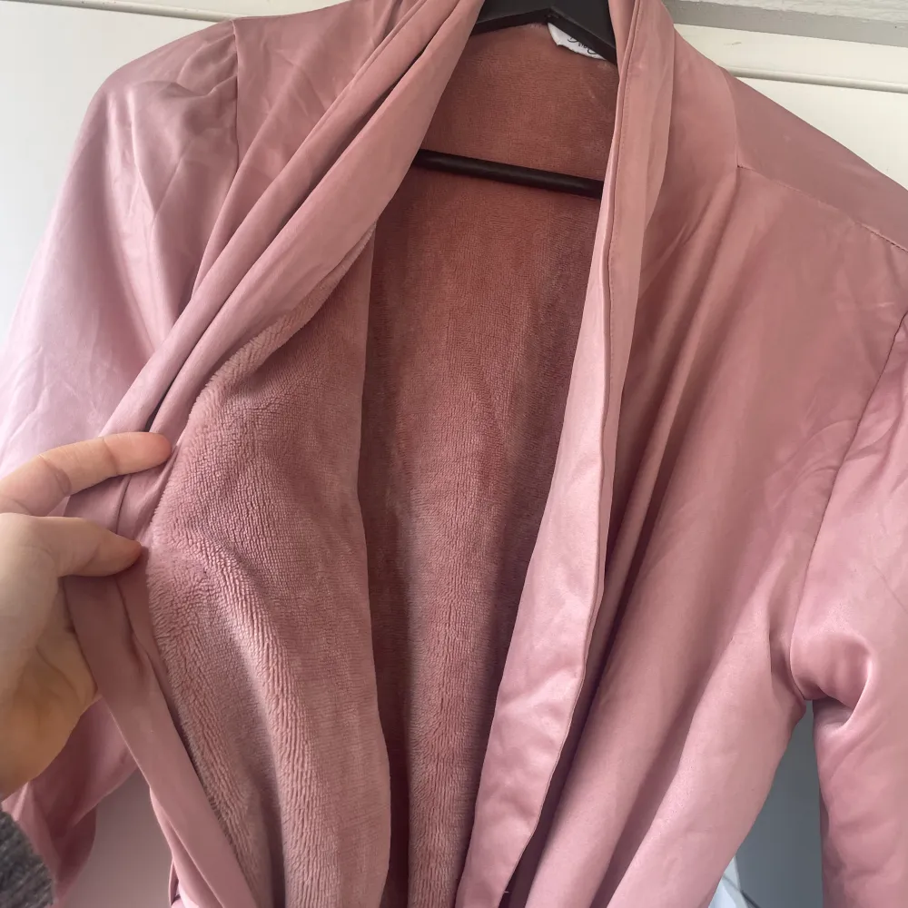 Superfin rosa morgonrock från Hönkemöller i silke med fluffig insida🥰 storlek XS/S, väldigt lite använd. Övrigt.