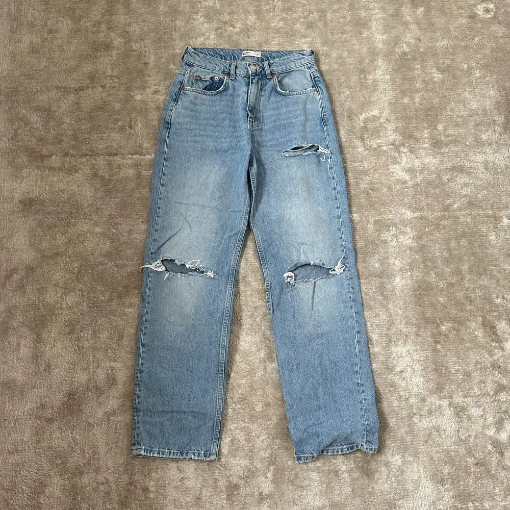 Fina jeans från Gina tricot i storlek 34 petite. Passar mig som är 160.. Jeans & Byxor.