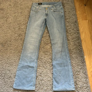 Lågmidjade Lee jeans - Jag säljer mina lågmidjade Lee jeans. De är knappt använda och är i väldigt bra skick. Skriv om ni vill ha egna bilder💛