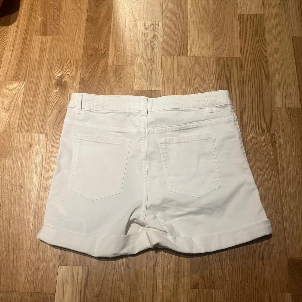 Ett par vita jenssshort från Cubus i storlek m. Knappt använda💞. Shorts.