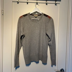 Burberry tröja - Asfett burberry tröja i 50% cashmir som är perfekt till våren och sommarkvällar. Den är i storlek M men skulle säga att den passar S/XS nu. Lite nopprig men inget man tänker på. Skriv vid funderingar!!🙌