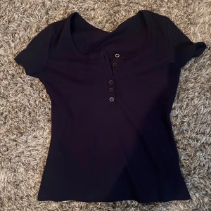 Mörkblå tröja med knappar  - Jätte söt mörkblå  t-shirt med knappar i storlek M 💕