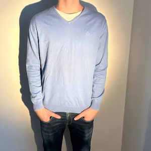 Oscar Jacobson - | Oscar Jacobson tröja | Skick 8/10 | Strl M | Pris 99 | Modellen på bilden är ca 185 | Hör av dig vid minsta fundering! 