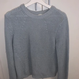 Stickad tröja - Ljusblå stickad tröja i storlek S men är ganska stor så mer som en M