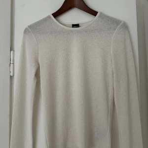 Vit tröja - En fint genomskinlig tröja från GinaTricot💖