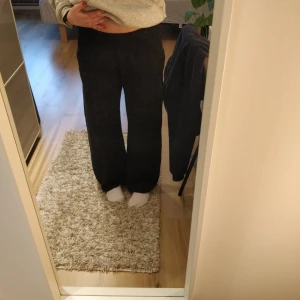 Lågmidjade mjukisbyxor - Fräscha lågmidjade mjukisbyxor I storlek xs. Från h&m och passar perfekt i längden på mig som är 160.
