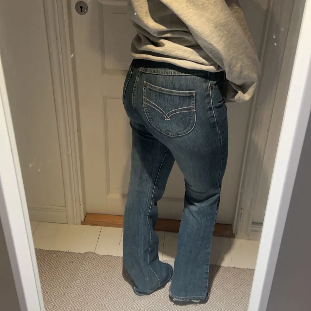 säljer mina low waist bootcut jeans 💞 kommer inte till användning tyvärr midjemått 37x2 jag är 167cm💞. Jeans & Byxor.