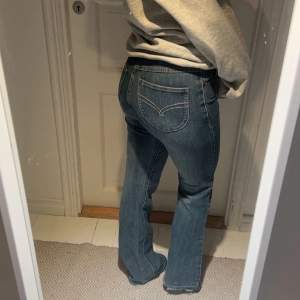 säljer mina low waist bootcut jeans 💞 kommer inte till användning tyvärr midjemått 37x2 jag är 167cm💞