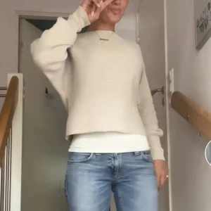 Trendig tröja - Säljer denna jättefina tröjan fast i svart! Knappast använd. Köpt för ungefär 400kr på Zalando.