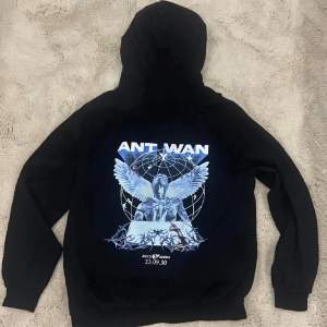 Antwan hoodie köpt på hans konsär förra året💓Endast använd på konsären💓 Den är i M men skulle säga att den passar både M och S💓pris går att diskutera 