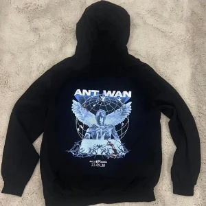 Antwan hoodie - Antwan hoodie köpt på hans konsär förra året💓Endast använd på konsären💓 Den är i M men skulle säga att den passar både M och S💓pris går att diskutera 