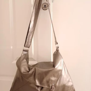 Axelremsväska  - Axelremsväska  I perfekt skick Justerbar axelrem 1 ytterficka 1 innerficka Pris 250 kr