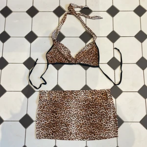 Bikini topp med kjol  - Bikini topp med matchande kjol. Står ingen storlek men skulle säga small