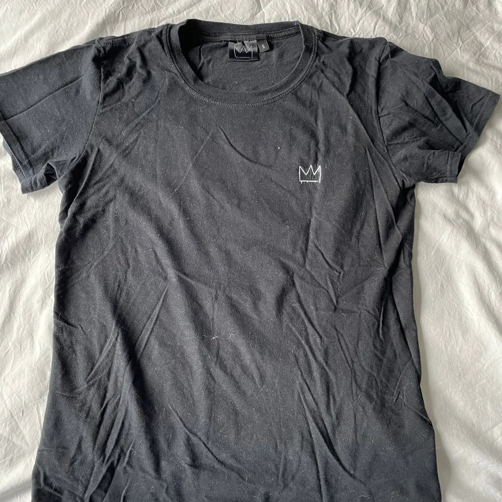 Limeted edition ”montague” t-shirt!!! gick enbart att få på deras Montague konserter💕 Den är aldrig använd. obs. köparen står för frakt, hör av dig om du är intresserad🫶🏻. T-shirts.