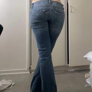 Fina 2000-tal jeans, storlek XS.  Mått! midja: 36cm innerben: 81,5cm grenmått: 18cm ytterben: 99,5cm