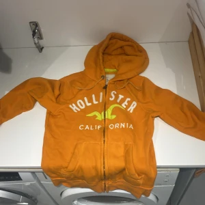 Hollister  - Jag säljer denna hollisterhoddie för att den inte passar längre och för att jag behöver rensa garderoben. Det är en bekväm varm hoddie.