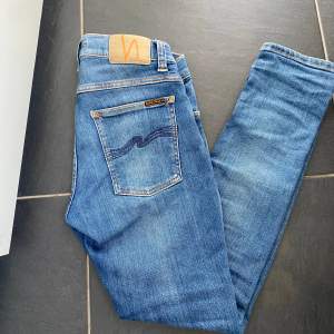 Säljer nu dessa nudie jeans i topp skick, modellen heter tight terry och dem sitter slim, storlek W28 L28 passar 160cm. Färgen heter steel navy och är lite mörkare än vad dem ser ut som på bilden. Hör av er vid frågor är även öppen för byten!