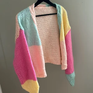 Stickad kofta - Stickad kofta i ljusrosa, gul, mellanrosa, turkos. Storlek M. Pga att den är från shein säljer jag den för mycket billigt. I mycket gott skick