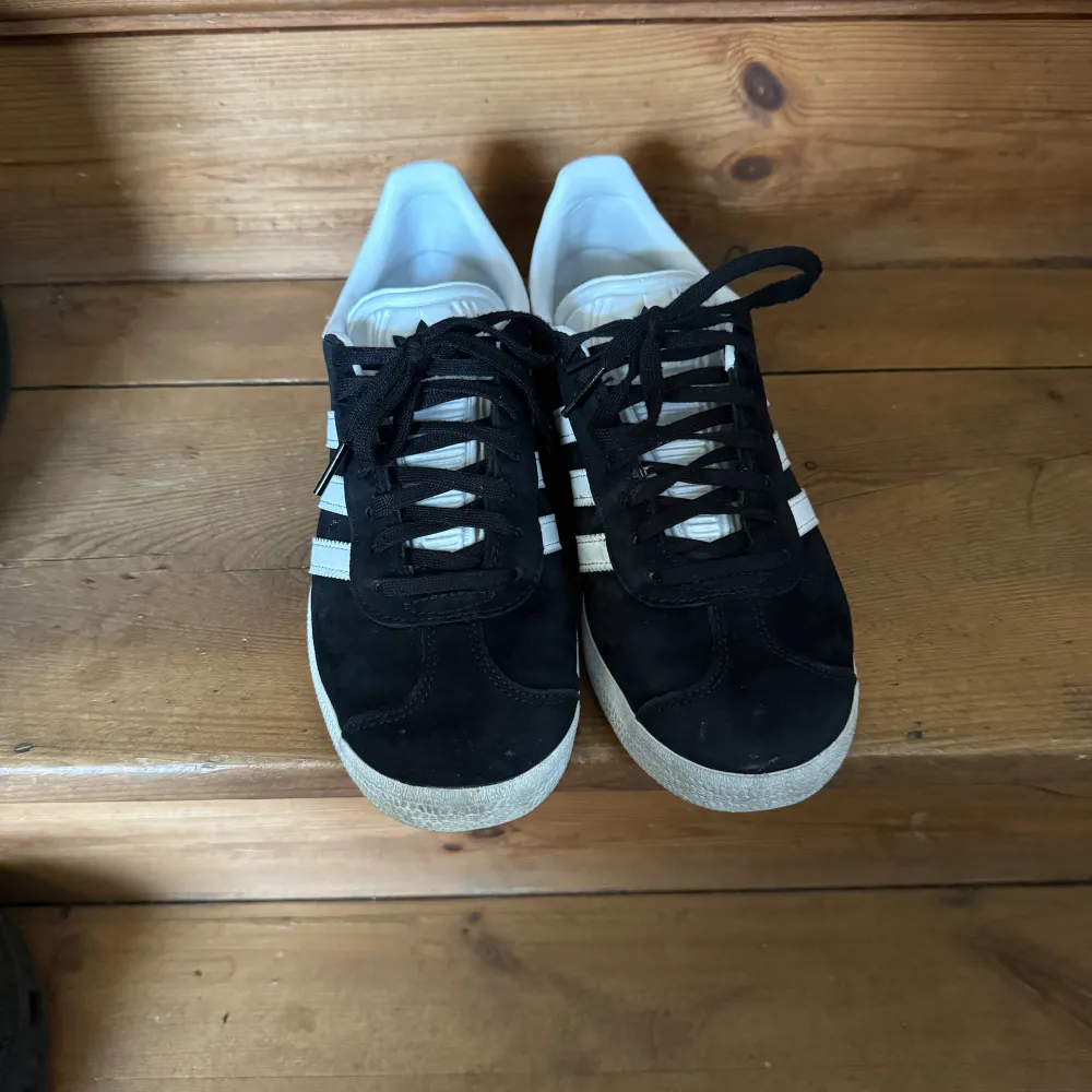 svarta adidas gazelle skor. Använda fåtal gånger. Den ända skadan är att texten på sulan i skon har skavts bort lite. . Skor.