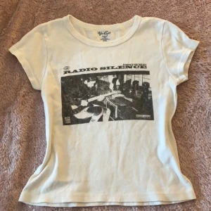 Brandy Melville t-shirt - Jätte fin brandy Melville topp med coolt tryck💕