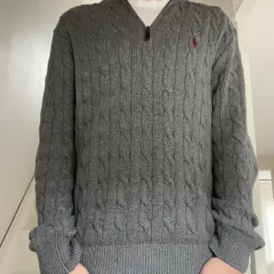 Fin half zip tröja, anledningen till varför jag säljer den är för att den är för stor som man ser på bilden. 10/10 skick. Ny. Är 185 cm lång. Nypris 2499kr