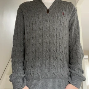 Ralph Lauren Half Zip Cable - Fin half zip tröja, anledningen till varför jag säljer den är för att den är för stor som man ser på bilden. 10/10 skick. Ny. Är 185 cm lång. Nypris 2499kr