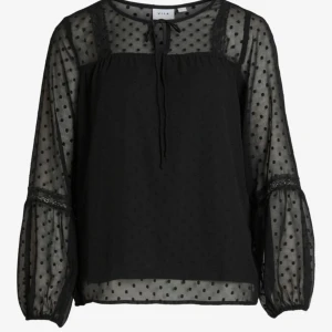 SKITFIN blus - Jääättefin svart blus med superfina detaljer från märker VILA, bra skick!!