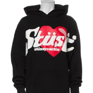 Stussy hoodie - En hoodie från stussy i collab med Cpfm. Hoodien passar både M/L. Skicket av hoodien är i princip oanvänd och har inga fläckar eller skråmor. Säljs billigt pga inget kvitto. kan sälja dör billigare.