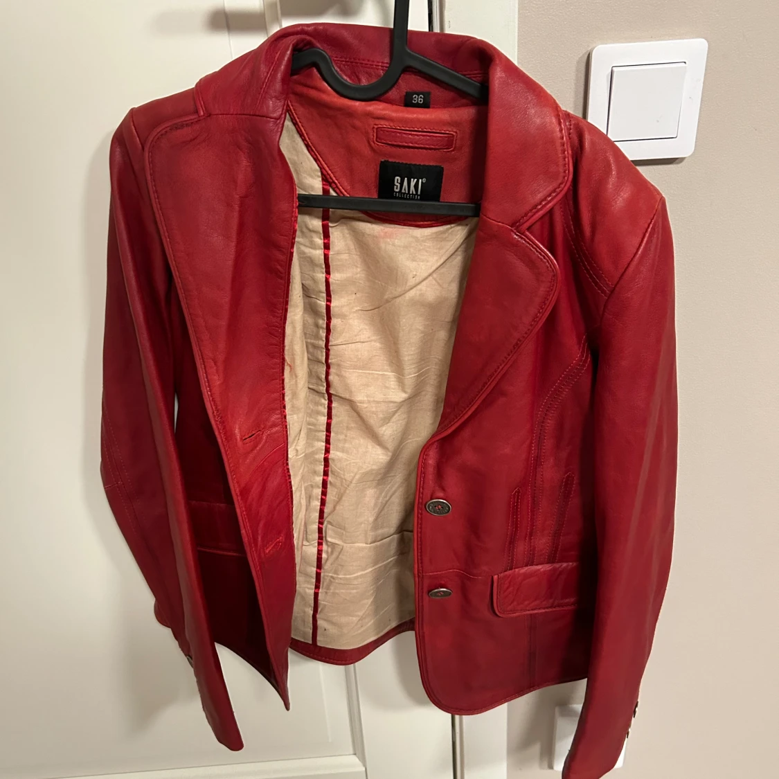 Röd skinnjacka 