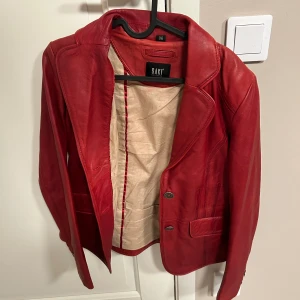 Röd skinnjacka  - Röd skinnjacka i kavajform 