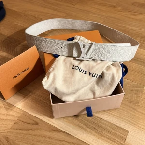 Äkta Louis Vuitton bälte - Limited edition bälte från Louis Vuitton.  Mycket bra skick med kvitto och allt tillbehör. Strlk 90.  Detta bälte har gått upp i pris då det är limited edition. Värderas över 10k.