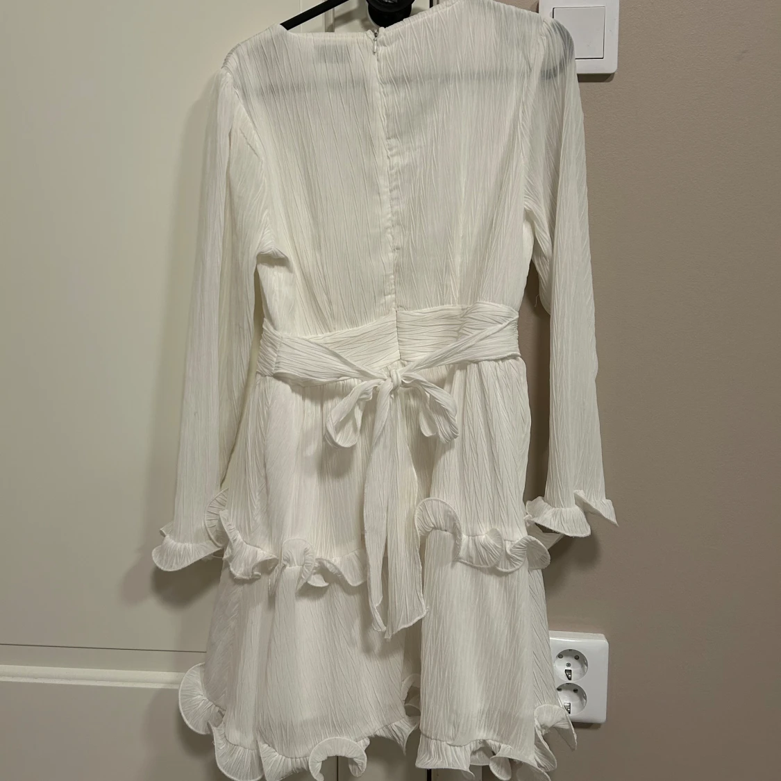 Vit klänning med volanger