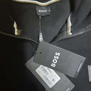 Hugo boss hoddie med zip helt ny  - Hej jag säljer hugo boss hoddie med zip om ni vill ha mer info så kan ni höra av er bara.  Billigare vid snabb affär!!