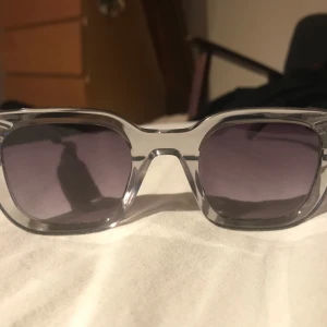 Chimi Glasögon  - Säljer mina Chimi 04 grey då jag nästan aldrig använt dom. Som nya.  Köpta för 1300 på deras sida 