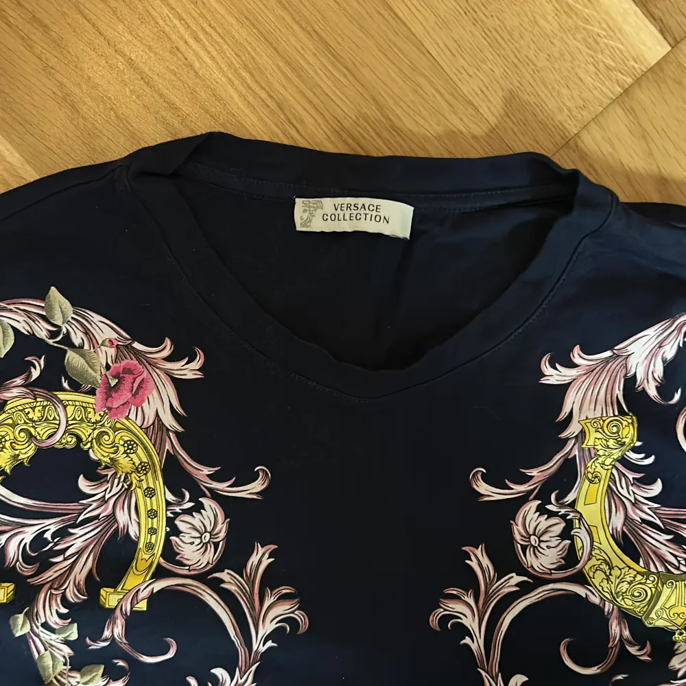 Versace Collection t-shirt i ny skick, strlk S.. T-shirts.