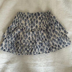 Zara kjol - säljs då den aldrig har kommit till användning💋Storlek 164, passar som xs   köptes för 350kr