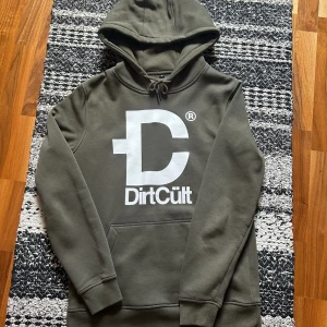 Dirtcult hoodie - säljer nu en dirtcult i fint skick som är sparsamt använd.  en liten fläck på loggan men borde gå bort.  storlek medium och sitter som en vanlig M kan bytas mot något är öppen för förslag. 