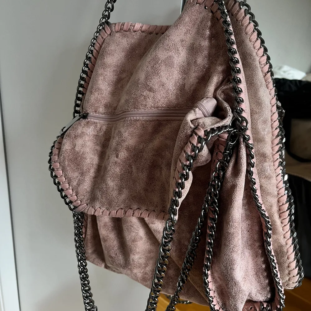 Säljer denna söta rosa väska pga att jag aldrig har använt den. Den är i bra skick. Skriv om ni undrar något❤️. Accessoarer.