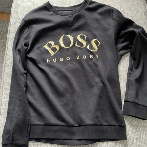Hugo boss tröja  - Knappt andvänd och är i extremt bra skick. Äkta såklart och original pris runt 1500kr.