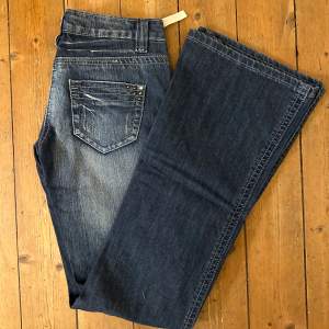 Skit snygga bootcut jeans som är i nyskick  Midjemått rakt över 40cm Innerbenslängd 84cm