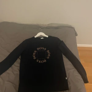 Hugo Boss sweatshirt - Skick 9/10.  Bara användt ett fåtal gånger. Hör av dig vid frågor och funderingar!